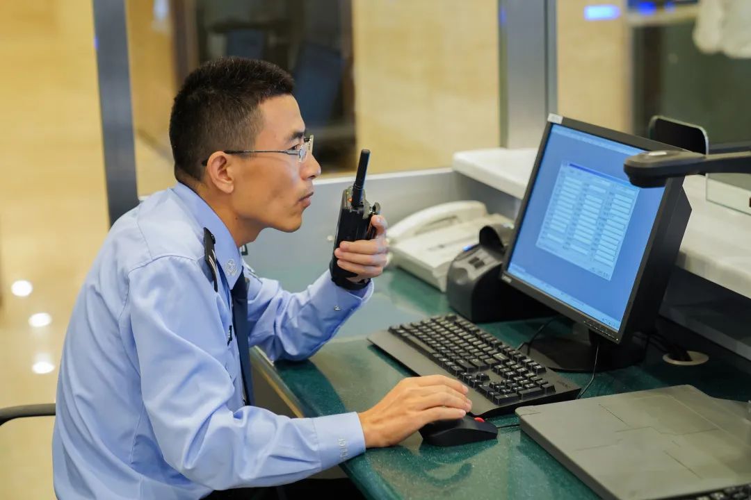 在武汉口岸,他时常与病毒不到一米的距离