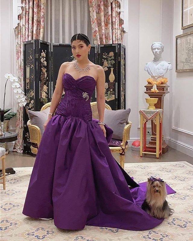 泰国神兽公主身材好辣！白衬衫裹身掩不住丰胸，可惜35岁仍是单身