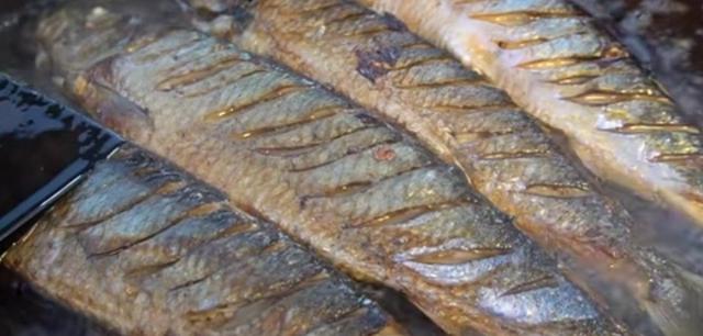 山东小伙3000元发家卖小吃,山东小哥摆摊