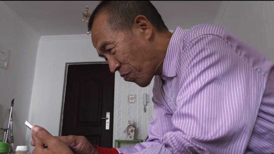 64岁老人北漂11年，掏马桶、摆地摊、做保洁，攒300万为儿买婚房