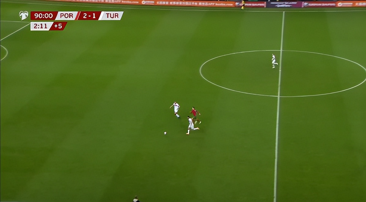 天壤之别！男足有人刚登场就散步，C罗补时还在玩命跑，还洗吗？