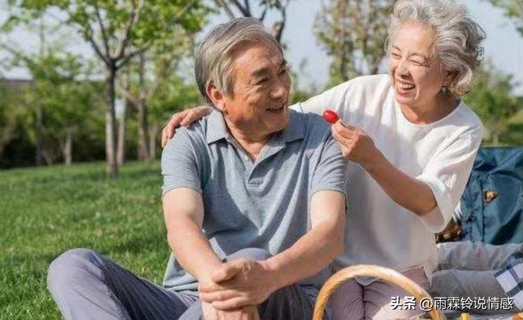 男子回家当全职儿子每月领5500元,男子月领5500当全职儿子算啃老吗