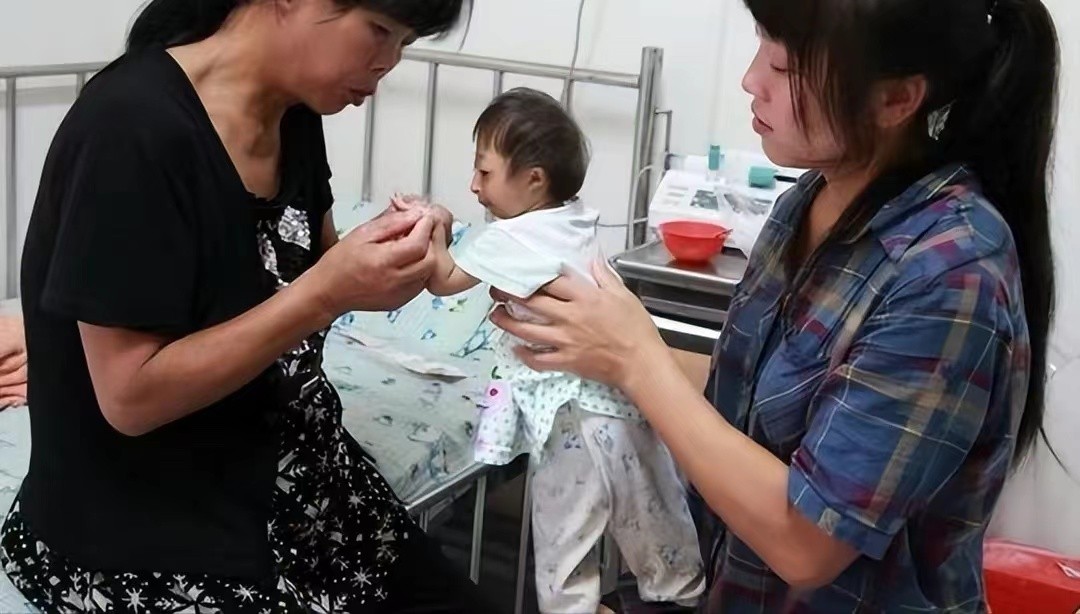 袖珍女孩梁小小出生日期,袖珍女孩梁小小现在长大的样子