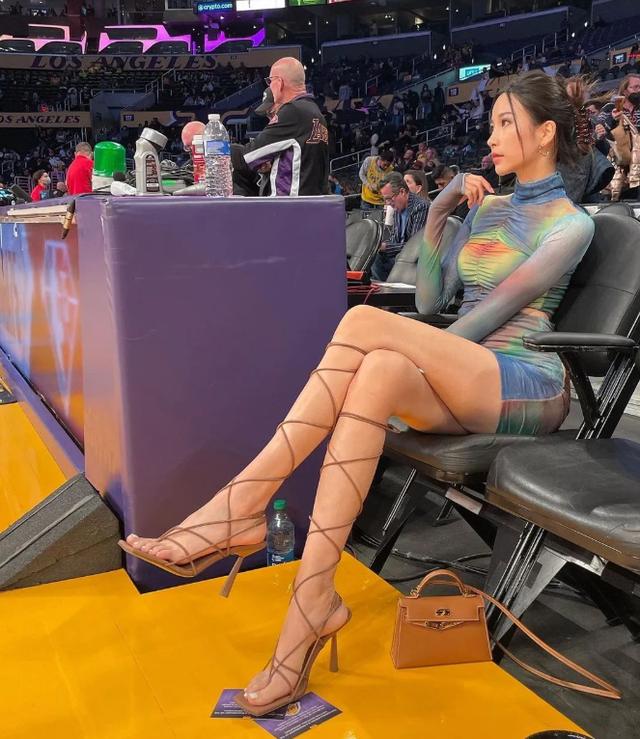 球迷与詹娜合影,詹娜合影中国人