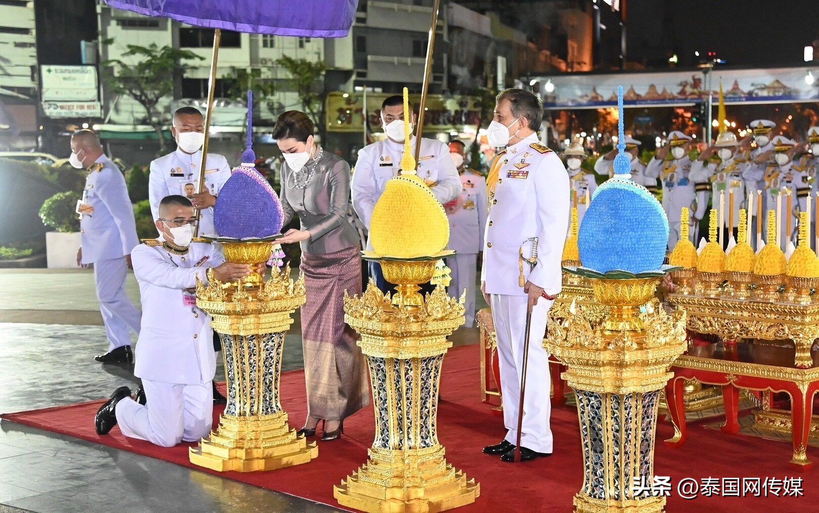 泰国国王携王后出席郑王节纪念活动