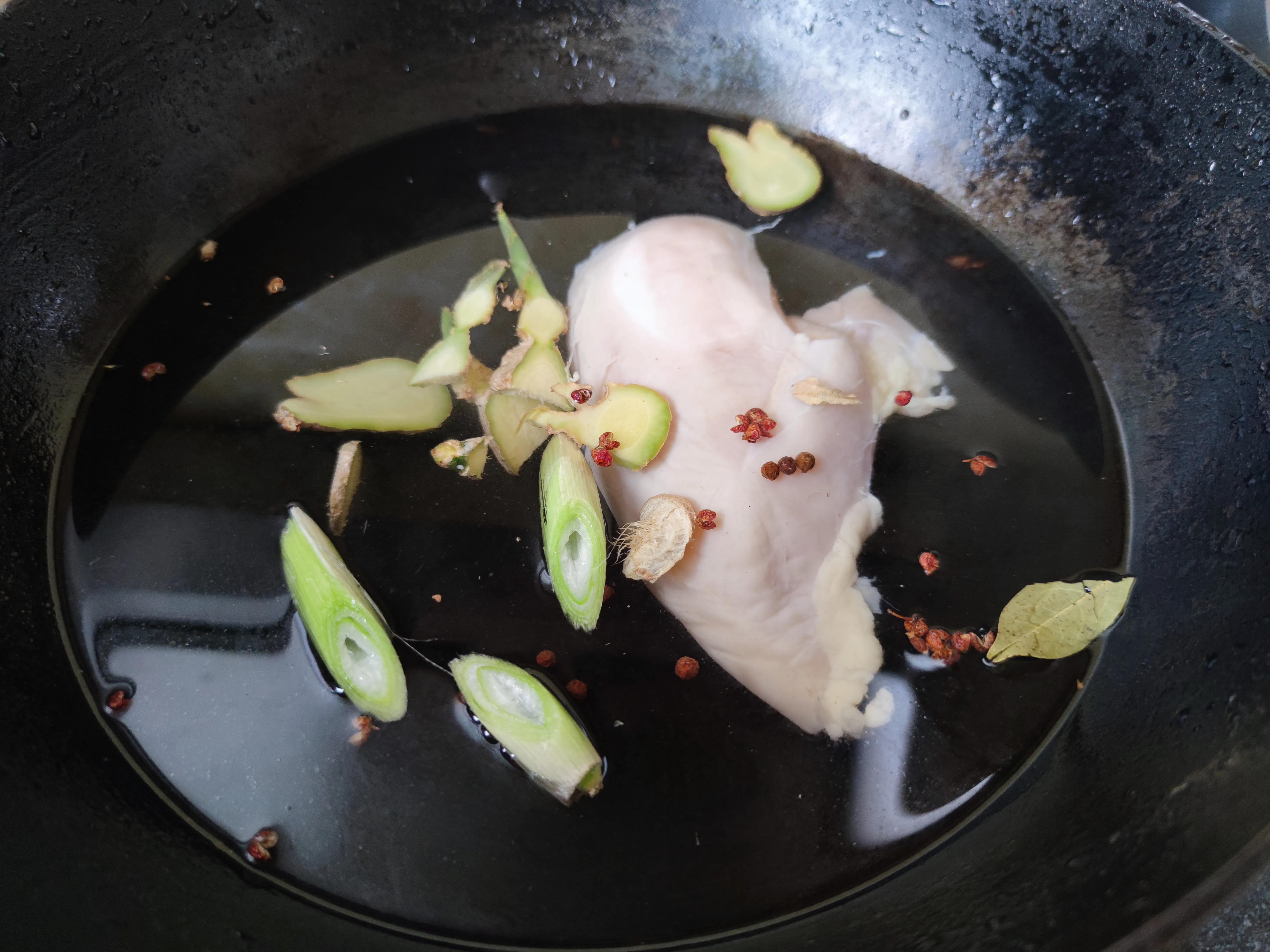 明日七月初一，提醒中老年：4样上桌，驱霉纳吉，诸事顺遂平安过