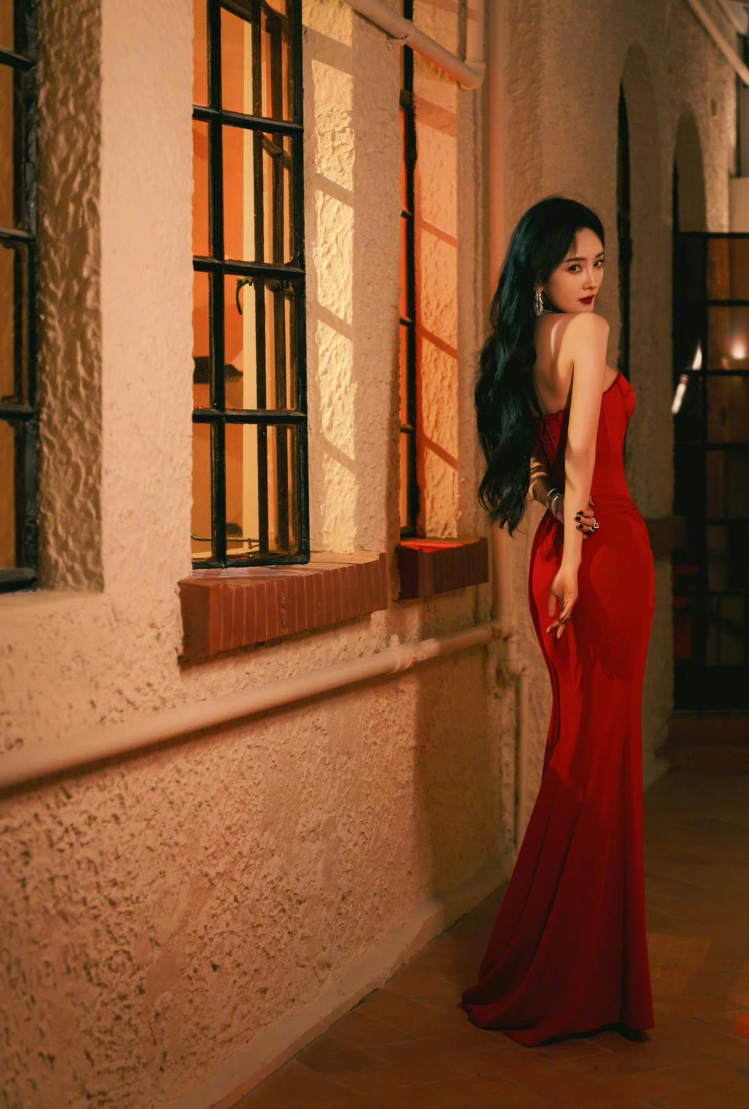 穿白t配什么发型好看,选对发型怎么穿都美炸天