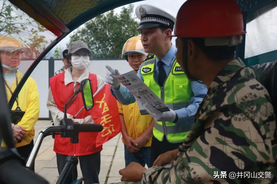 【三大专项行动】@摩托车、电动车驾驶人,出行请做到:有牌照、戴头盔、不超员、靠右行、不乱停