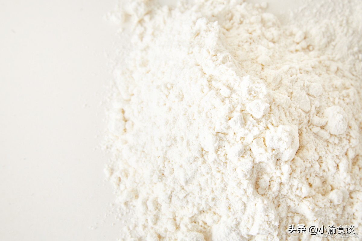 怎么辨别高筋粉还是低筋粉,高筋粉中筋粉低筋粉哪个更白