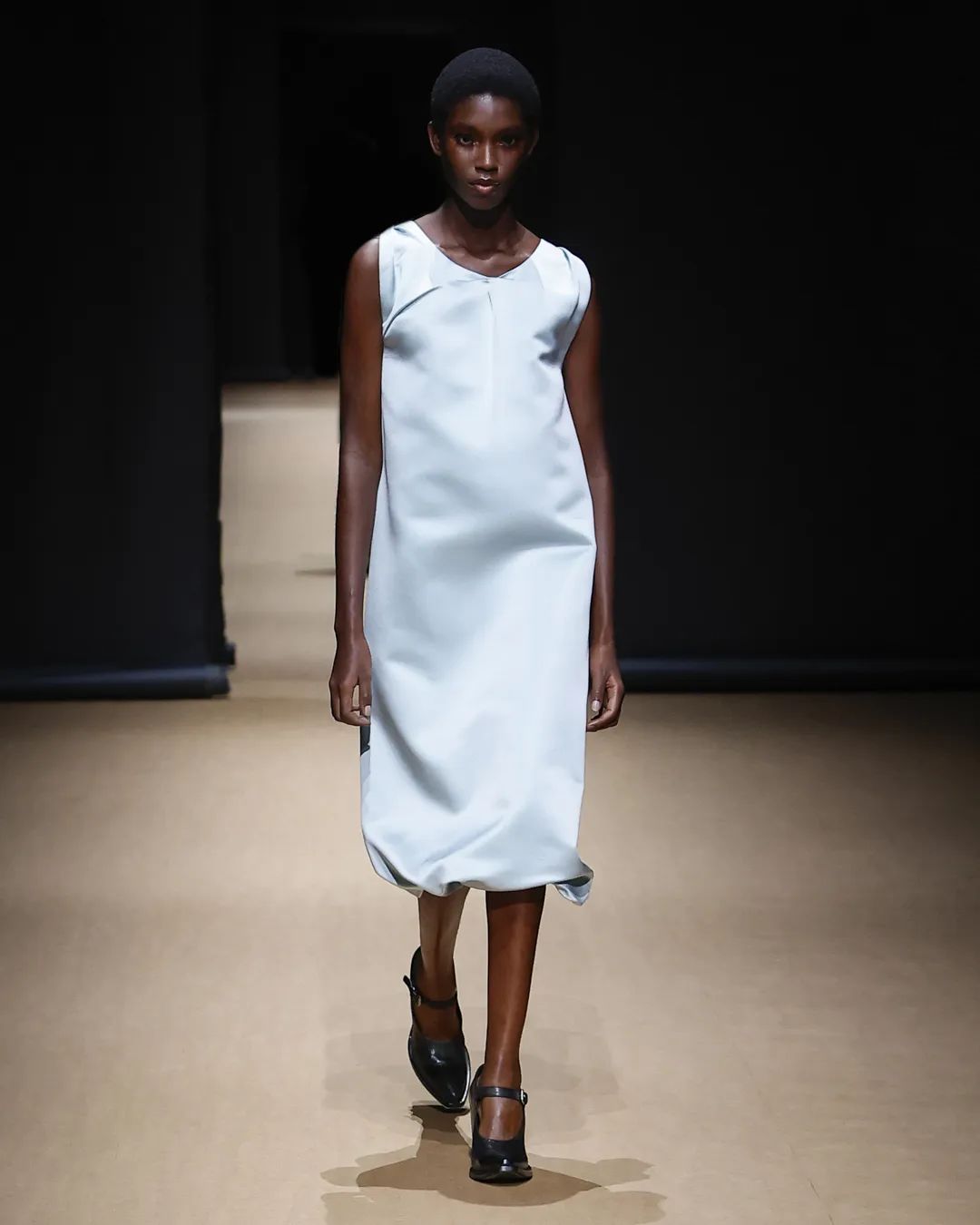 在Prada的戏梦中，以对立之境现原生之美