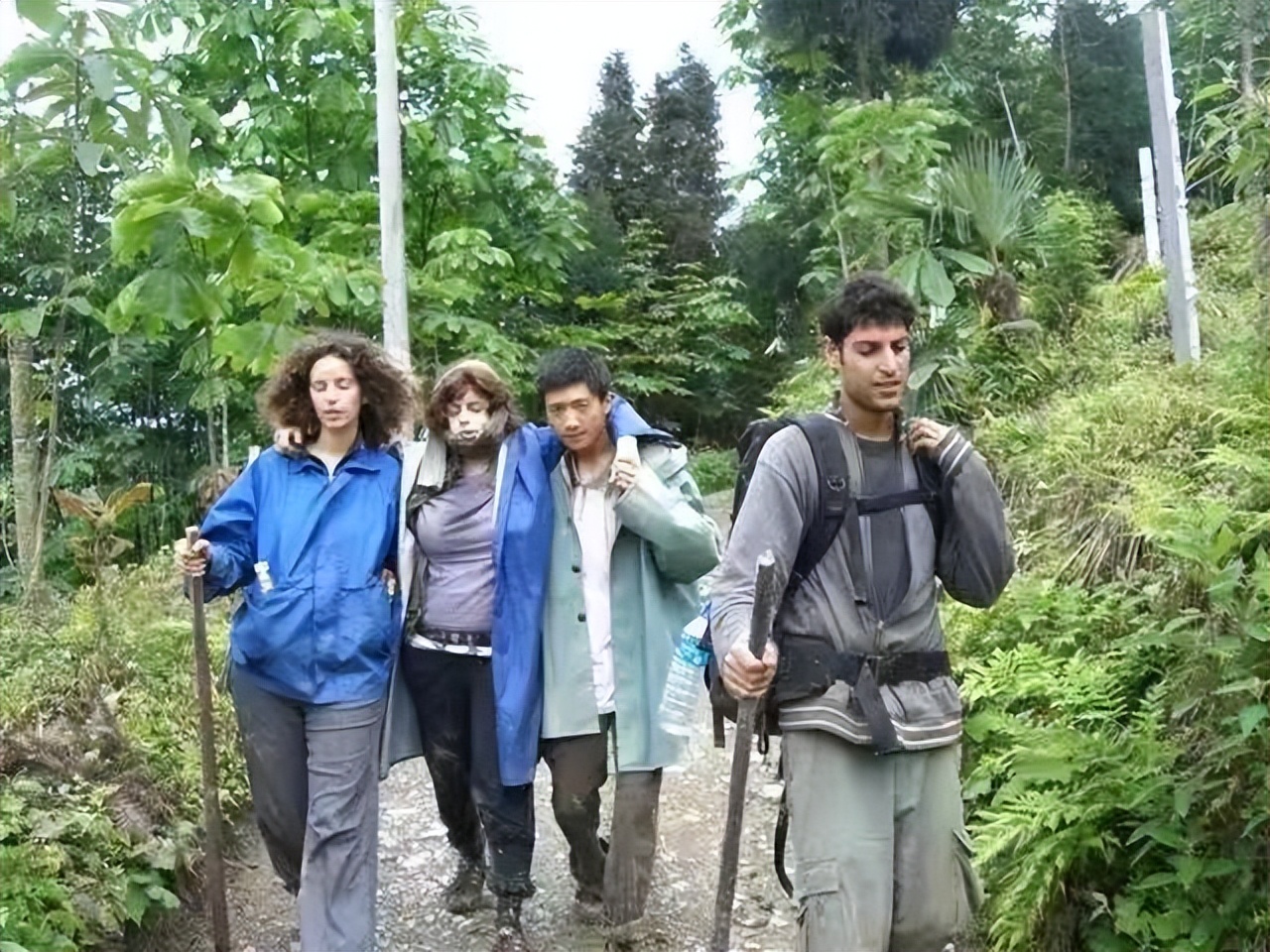 汶川地震中国男孩救以色列女孩,十年前汶川地震士兵救12岁女孩