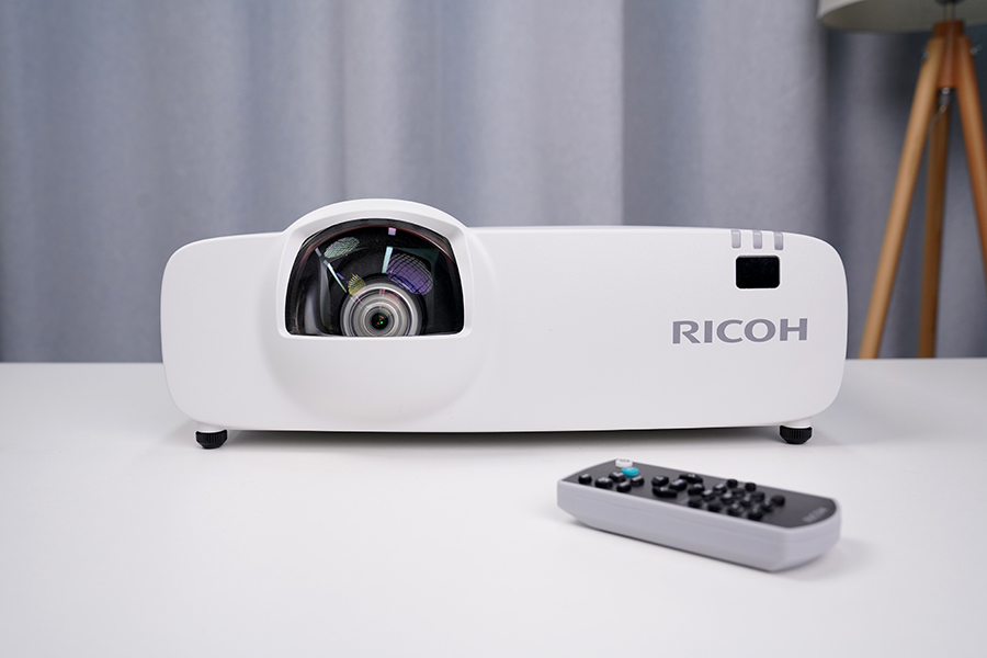 兼顾高亮度和0仰角超短焦,理光RU226ST商务投影仪上手评测