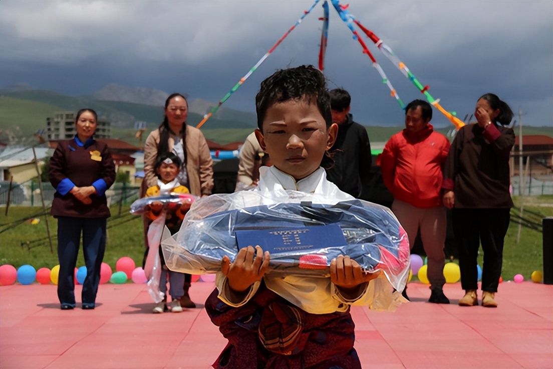 幼儿园表演大三班童心向党,玛曲县幼儿园毕业典礼