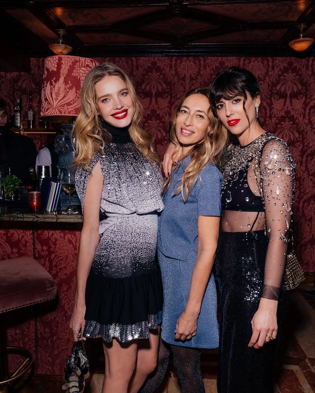 LV太子妃闪耀派对！水钻星空裙配大红唇太美，生过5个娃还这么嫩