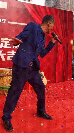 大爷你这是刚挖煤回来吗，另外你这车还挺个性的，这方向盘牛