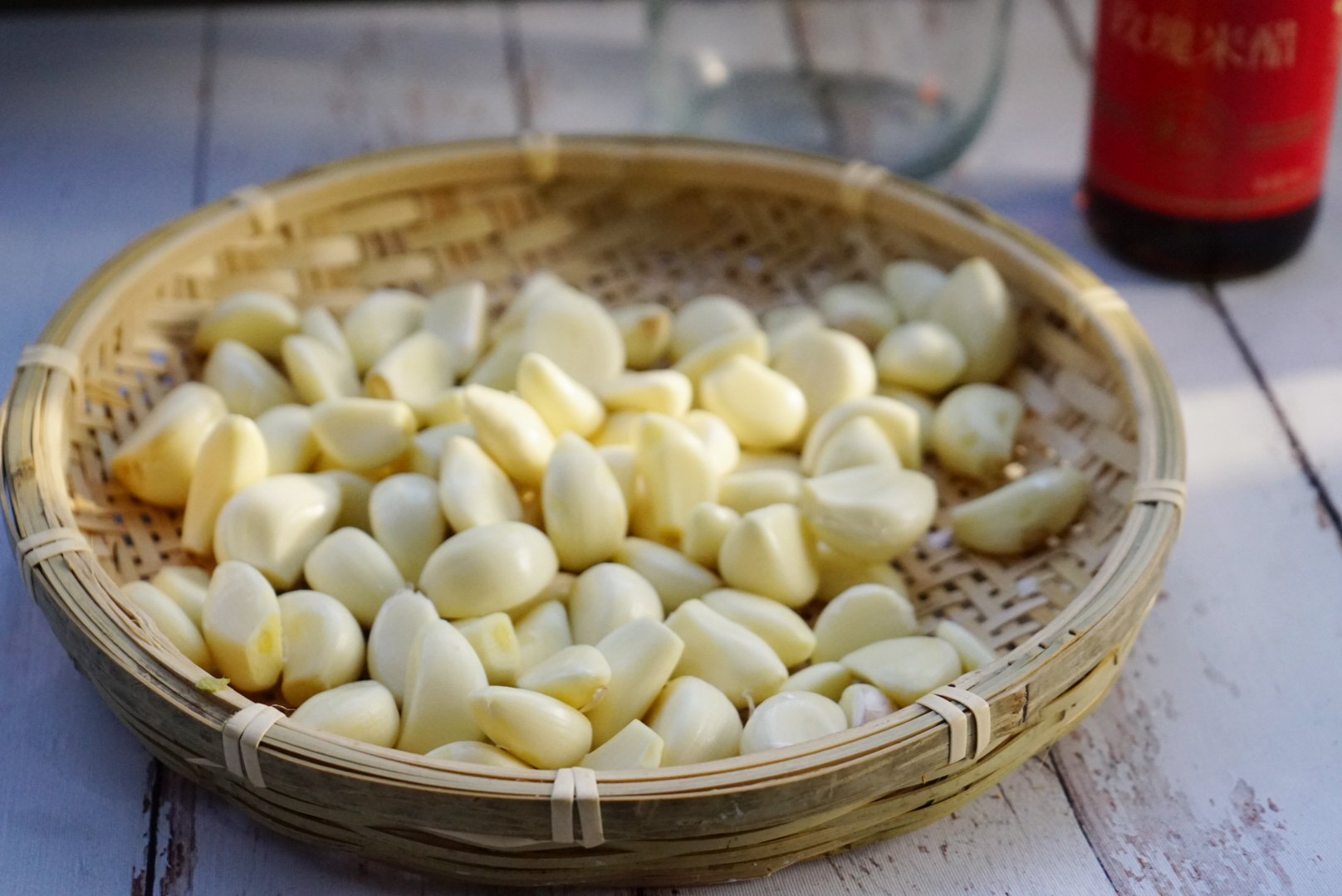 腌腊八蒜时，满足上2个简单条件，大蒜1天快速变绿，酸脆爽口