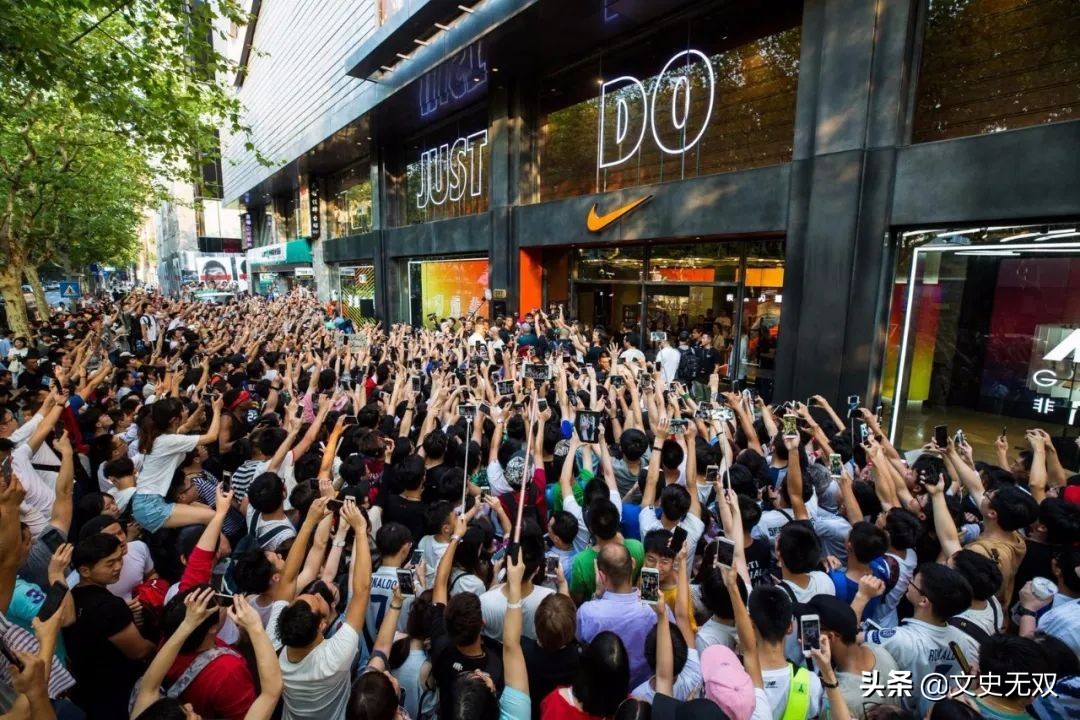 耐克一夜蒸发多少钱,耐克一夜吸金5个亿