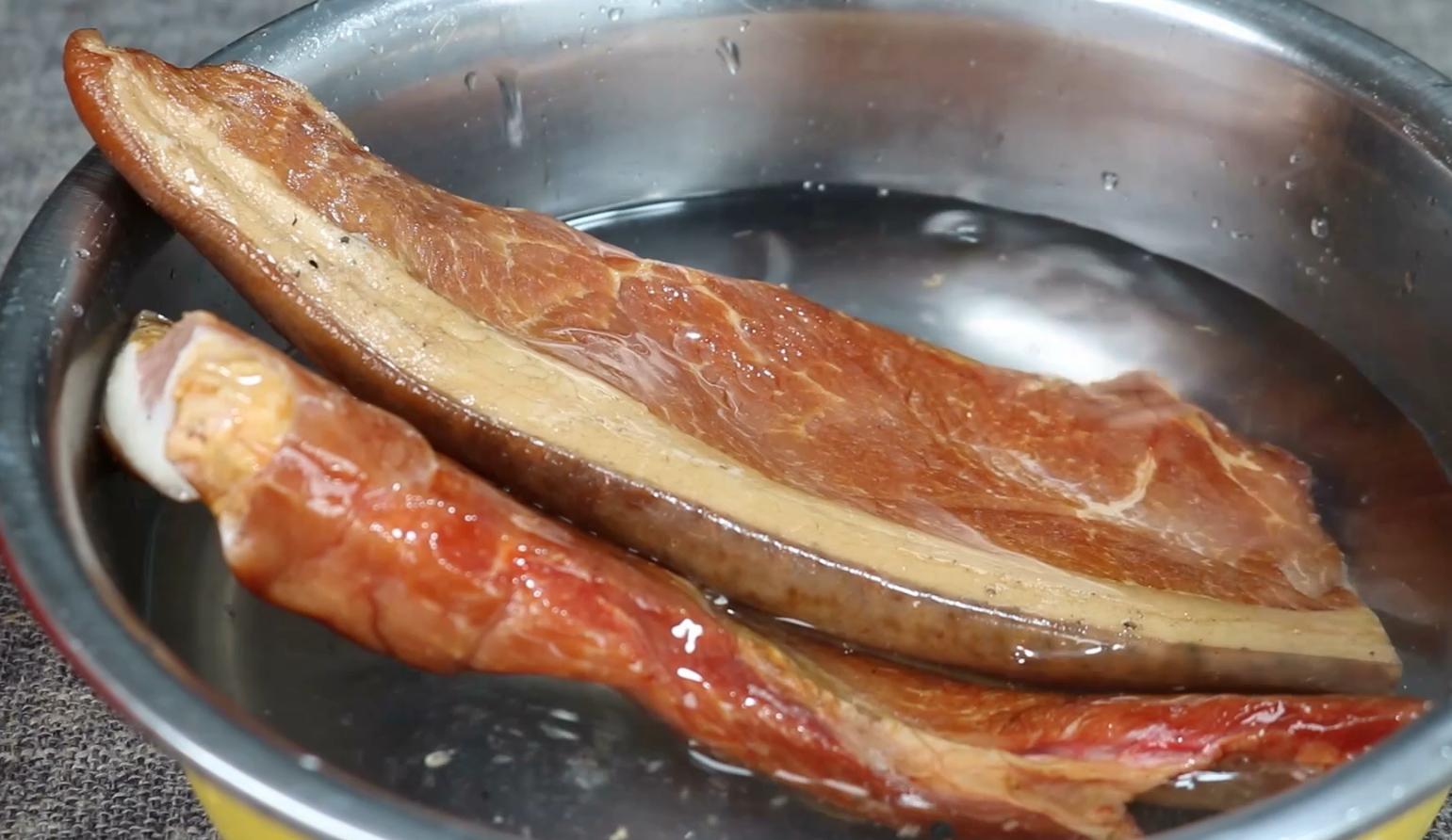 炒腊肉不放任何配菜怎么炒香,炒腊肉没煮水很咸咋办