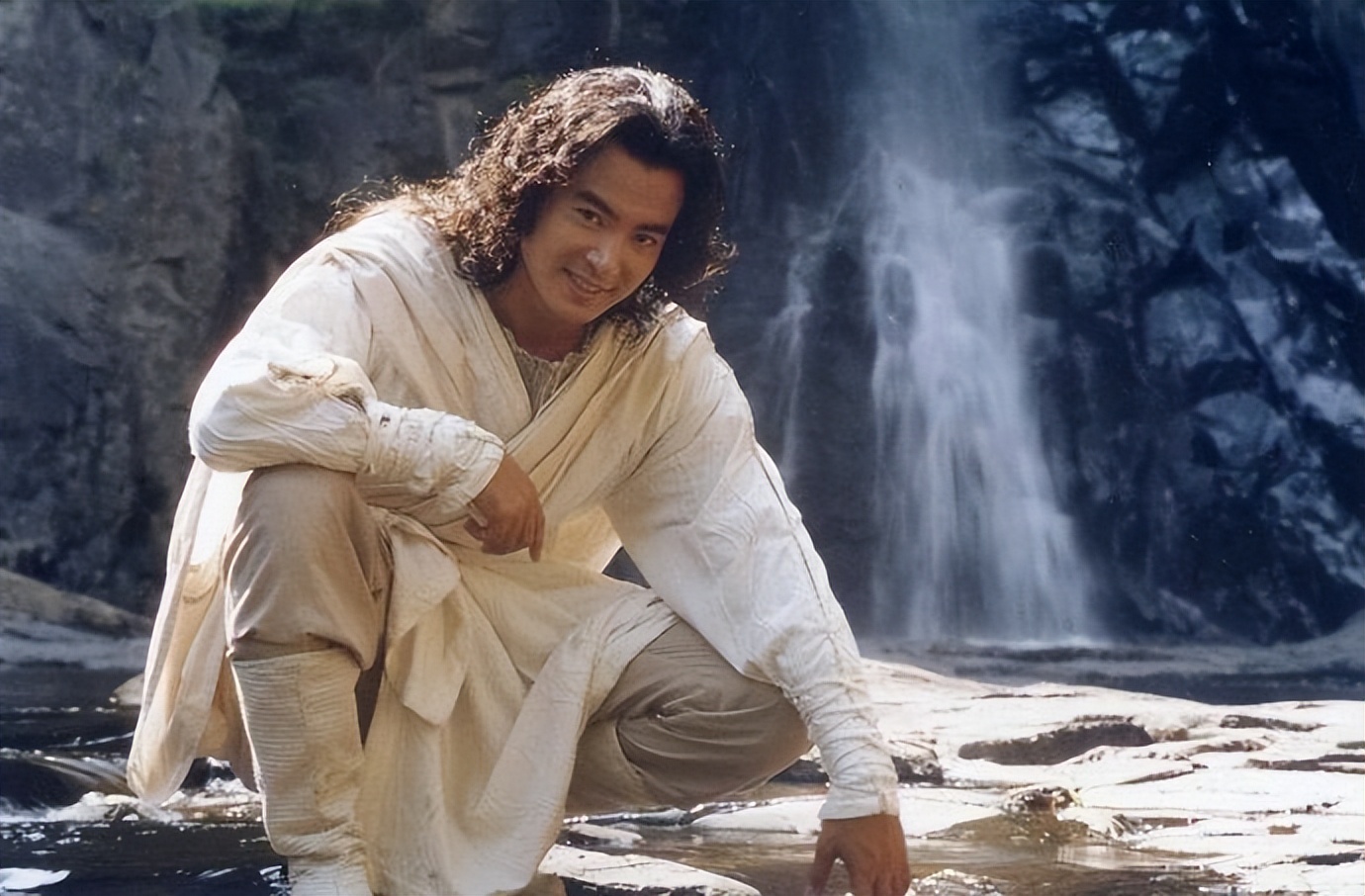 陪睡、开放伴侣、忘年恋,比大瓜更可怕的,是内娱的“猜谜毒瘤”