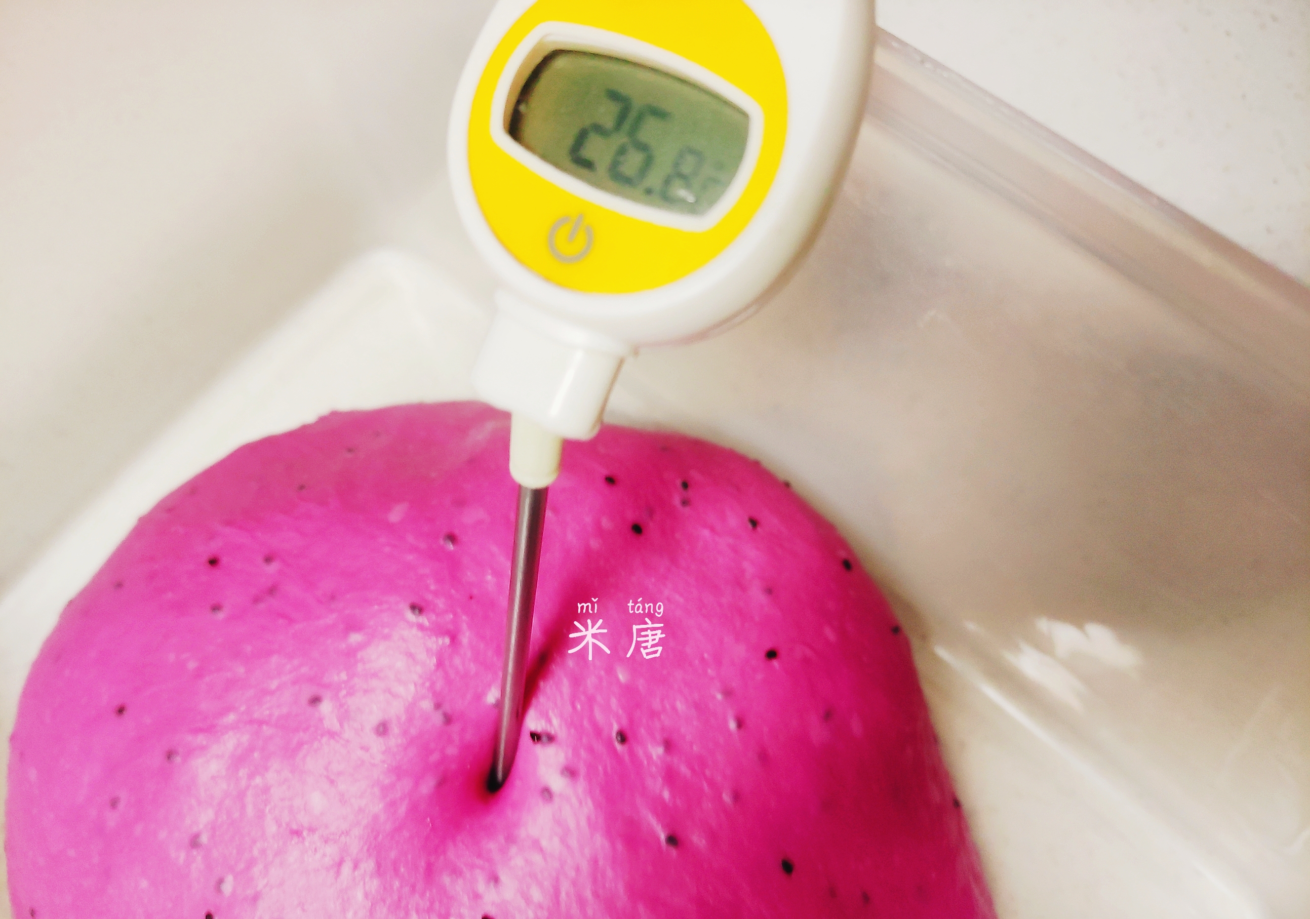 米唐麻麻玩转面团：#吐司日记#火龙果蔓越莓乳酪吐司