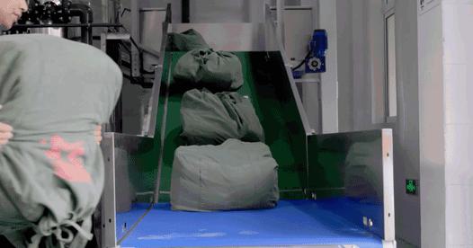 在这里，火车上的卧具天天都是大“洗”之日