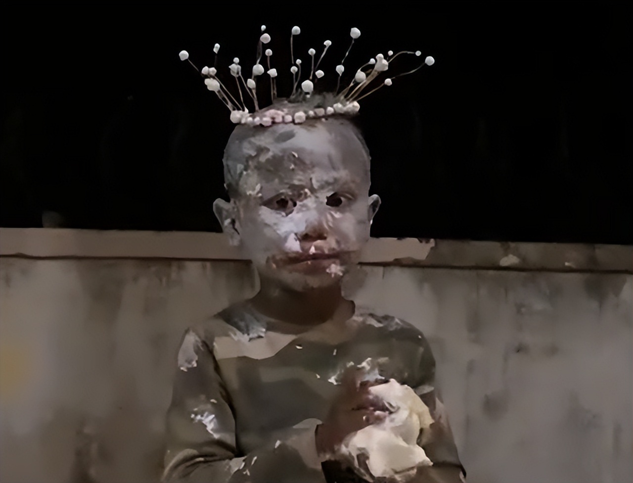 云南一女子生日，熊孩子戴皇冠手抓蛋糕糊一脸，女子：比我还隆重