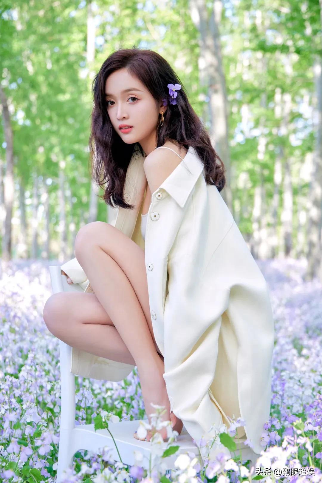 吴宣仪白色吊带长裙造型,吴宣仪彩色吊带裙写真