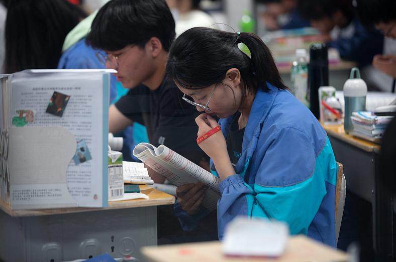 普高鸡头与重点高中凤尾差别视频,普高当鸡头还是重点高中当凤尾