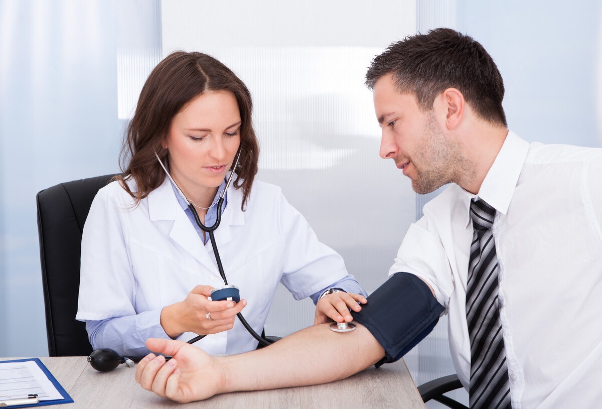 高血压病人低压偏高注意什么,血压高压高低压正常吃什么药合适