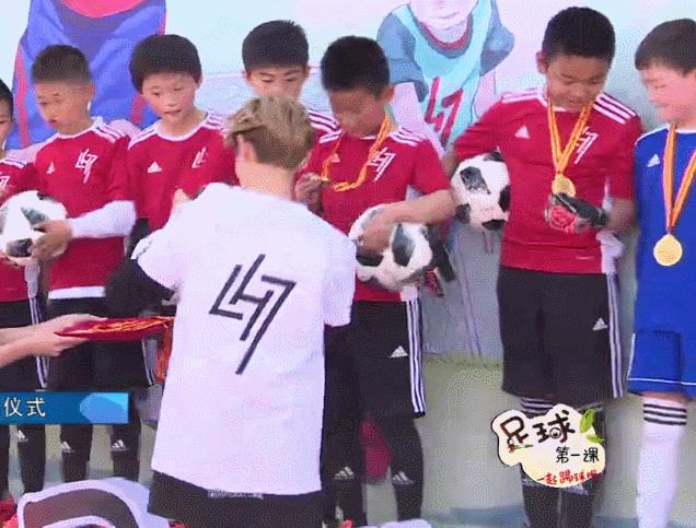 世界纷纷扰扰原唱,世界纷纷扰扰唯有时光永恒