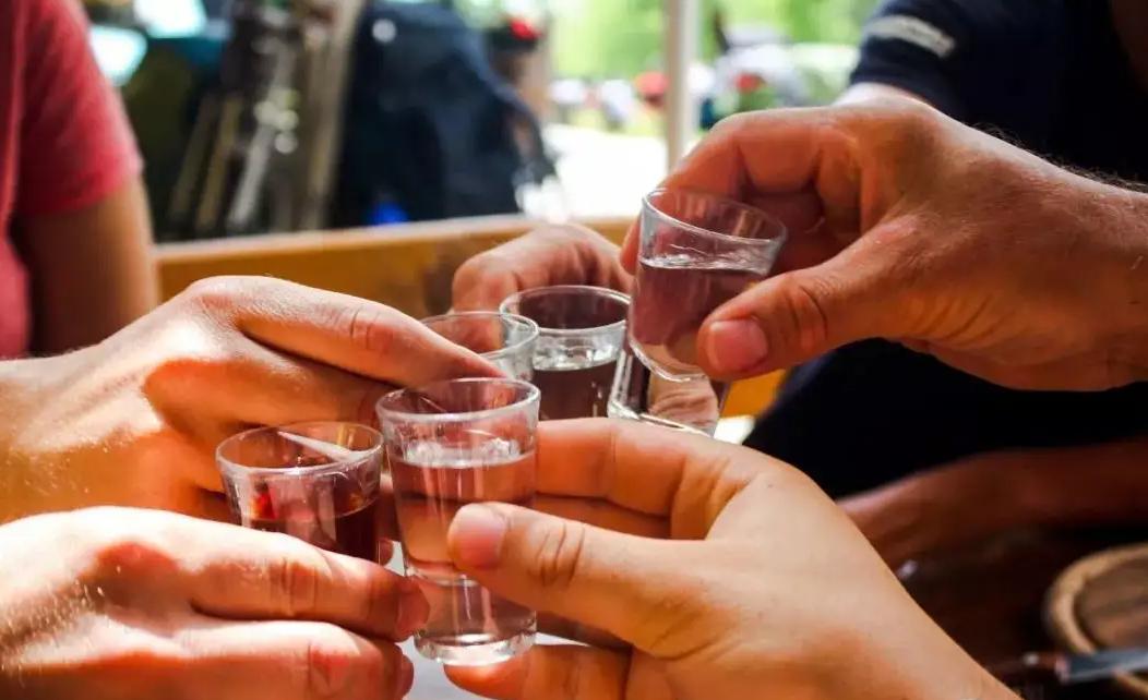 洋酒喝多了第二天难受应该怎么办,喝多了难受有什么偏方治愈吗