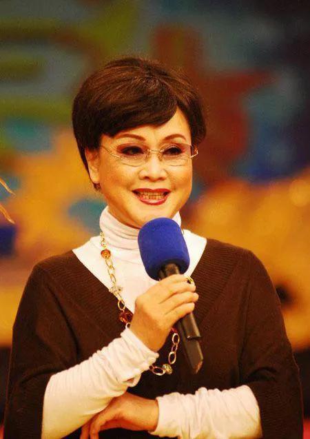 李谷一从哪年开始唱难忘今宵,李谷一的难忘今宵给人的感觉