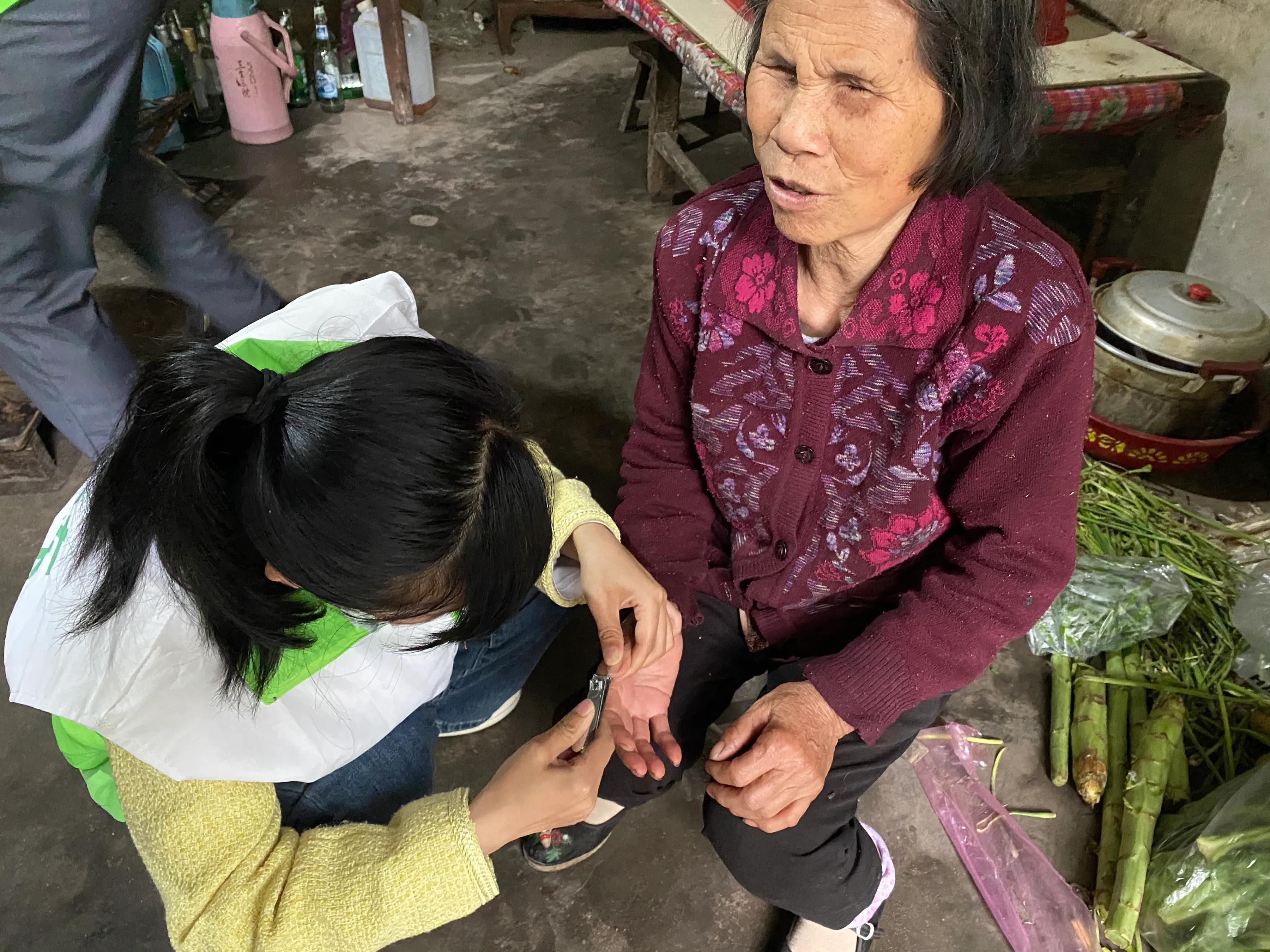 公益接力救助空巢老人我们在行动 (警民暖心救助空巢老人让老人安心)