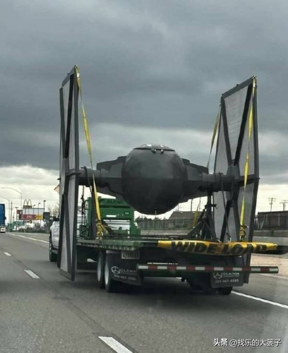 欢乐网图：手机带了但快没电了，又要用也没法充电，那才叫难受呢