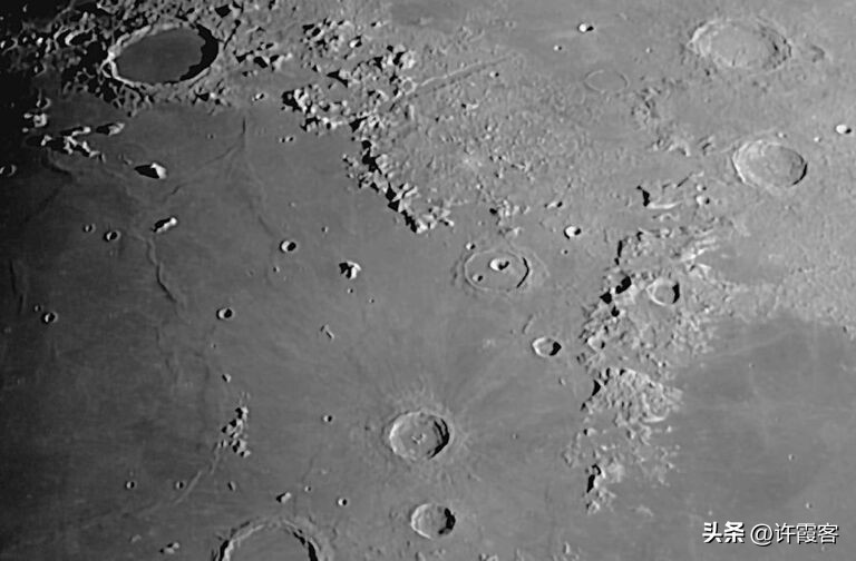 九死一生的阿波罗登月计划，实验中死亡三人，阿姆斯特朗差点牺牲