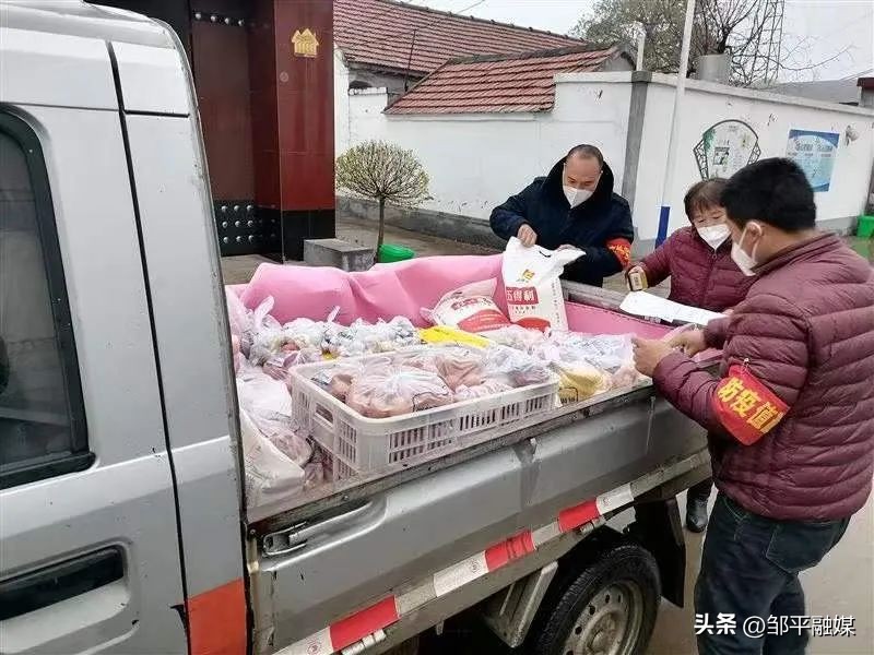 党员走进扶贫户送温暖活动,在职党员进社区爱心超市送温暖