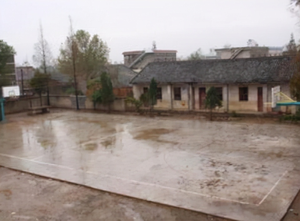 篮球场用什么材料做,室内篮球场地面用什么材料