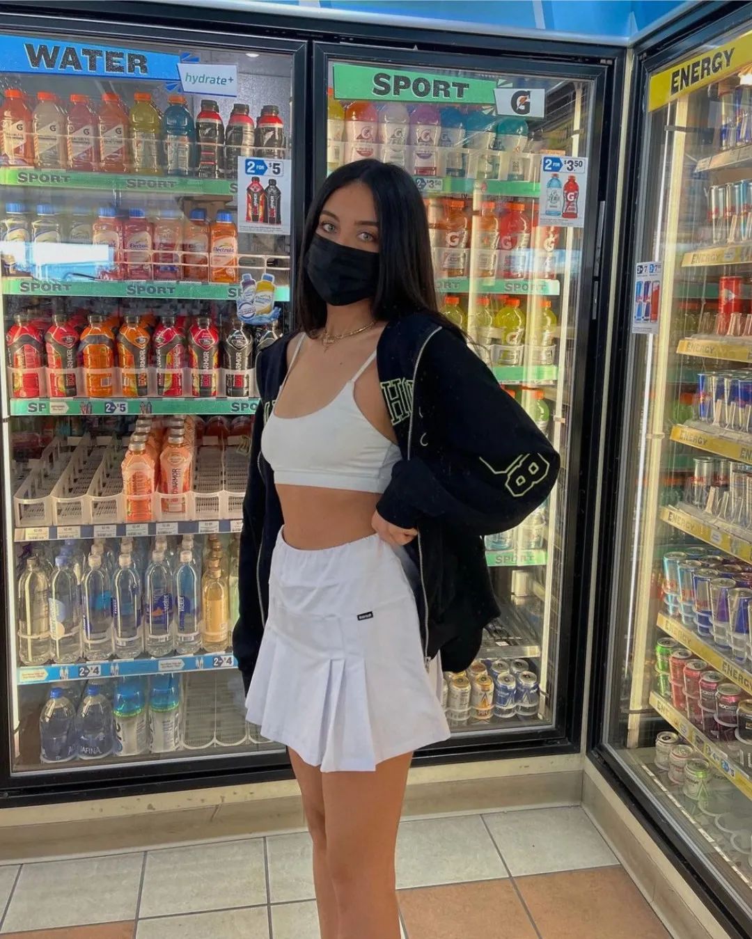 黑色卫衣如何内搭,黑色卫衣搭什么裤子好看