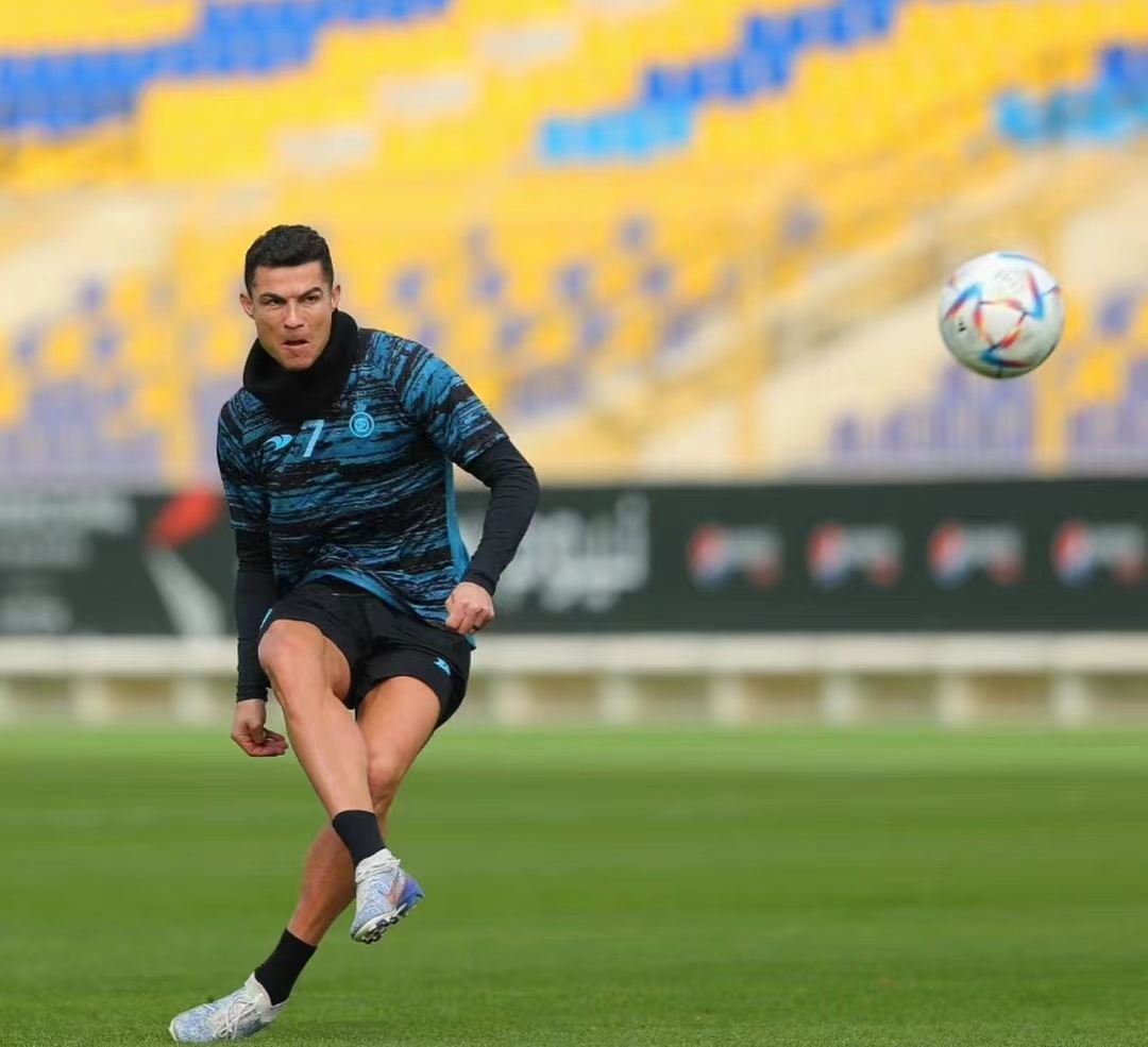 c罗开怀一笑,c罗挥拳庆祝曼联