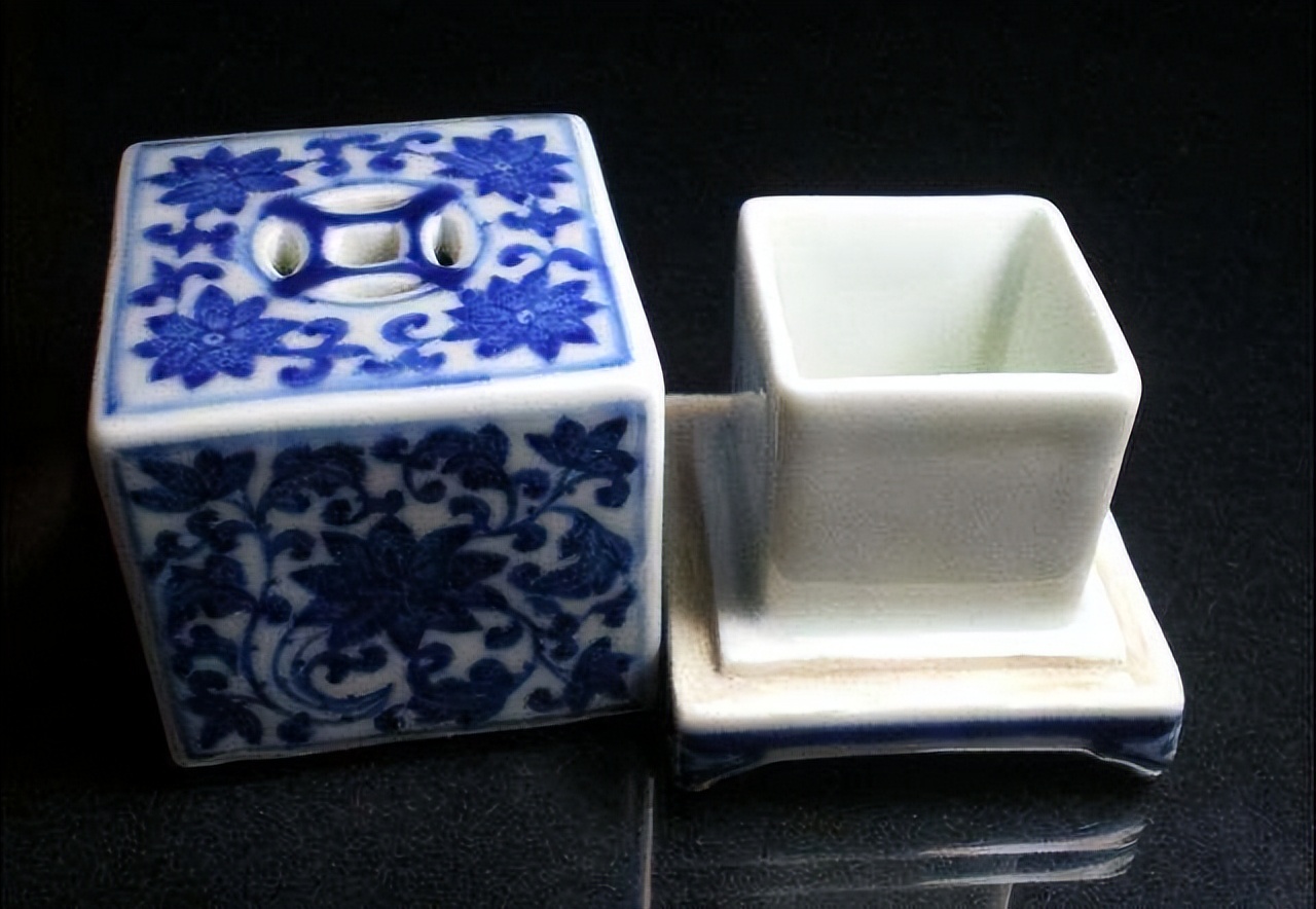 古人文房中，一般都少不了双斗，现代人已经不知道它们是什么东西