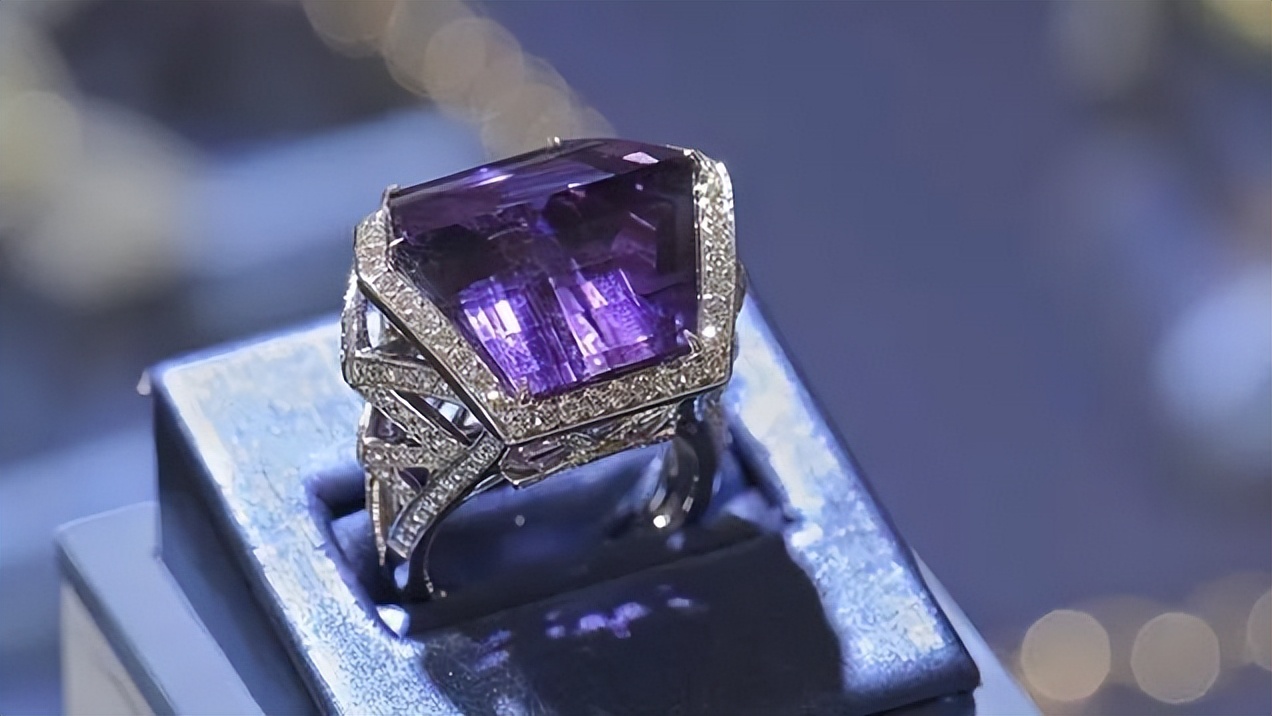 苏富比上拍戴妃紫水晶项链坠，竟然被卡戴珊抢到？她真的赚到了吗？