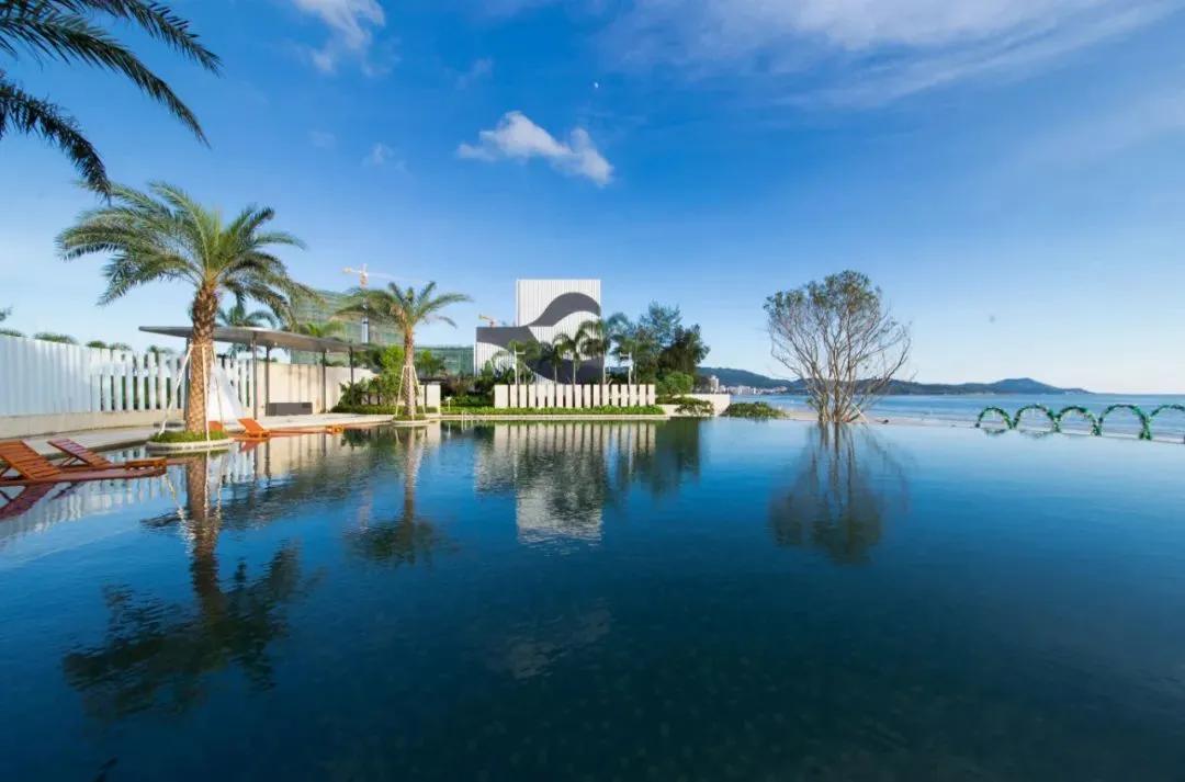 双月湾新开海边度假酒店，带无边泳池，一步到沙滩，网友：白菜价