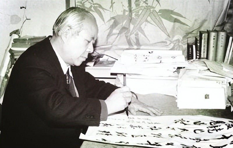 周而复参观*国靖**神社，回国后被开除*党**籍，16年后*纪委中**决定：平反