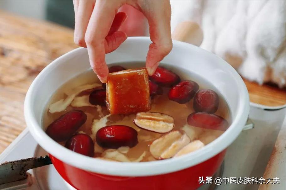 两鬓和后脑出现白发是什么原因,前额两鬓白发的原因及解决方法