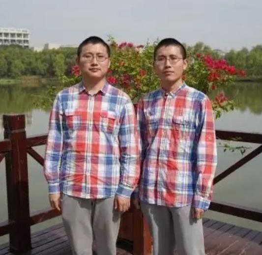 双胞胎周洋现状,湖北学霸双胞胎放弃名校照顾母亲