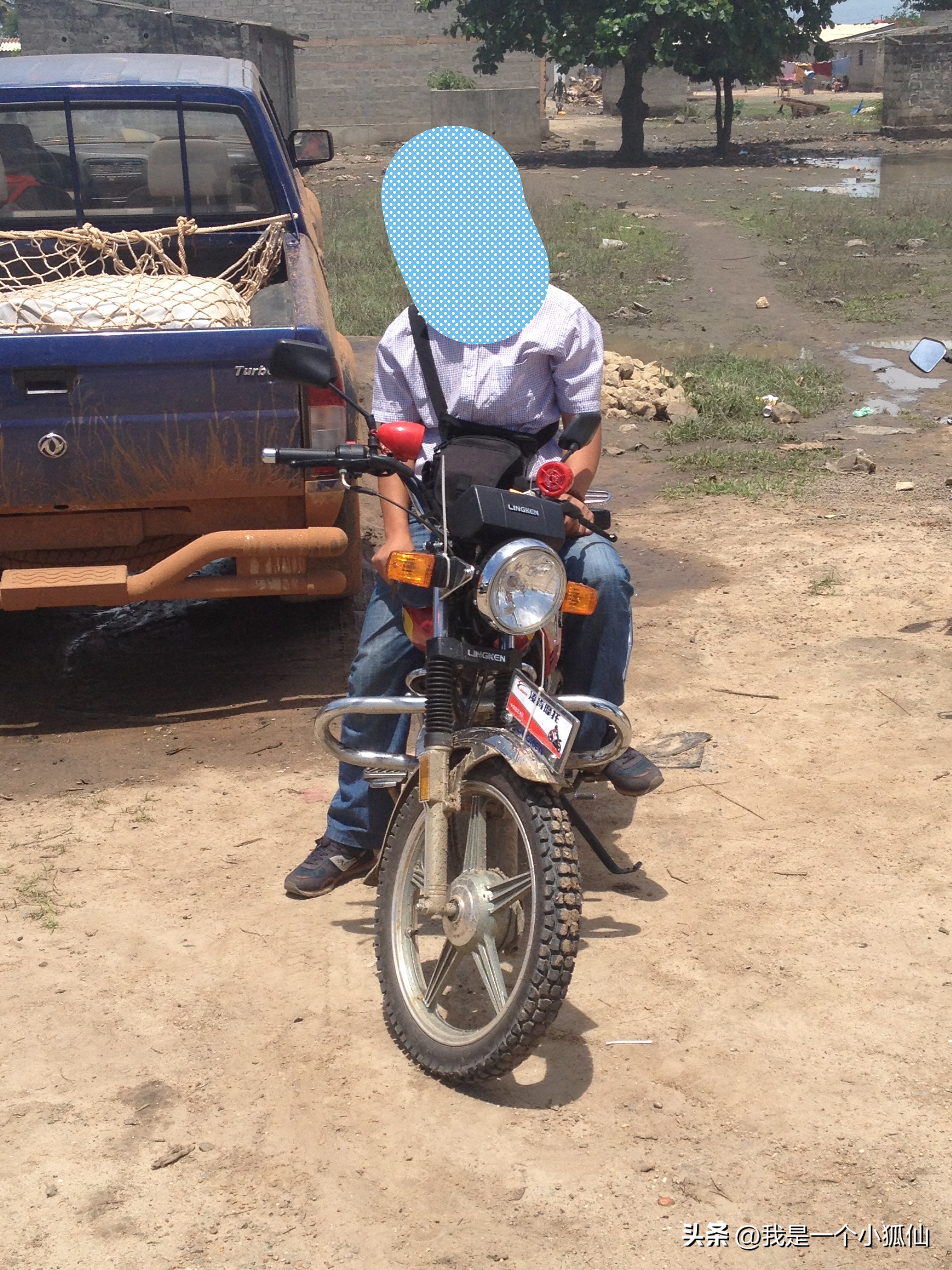 在非洲安哥拉遇到凌肯摩托,我激动的拉着黑人合影留念