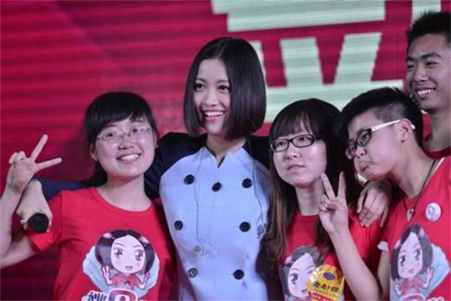 姚贝娜铜像图文,姚贝娜墓地雕塑