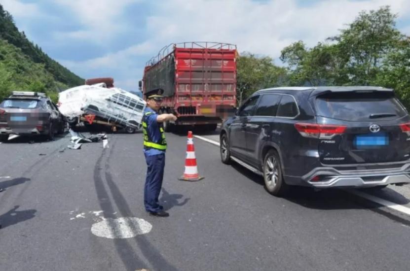 高速拆除路标指示牌视频,安装高速限速标志