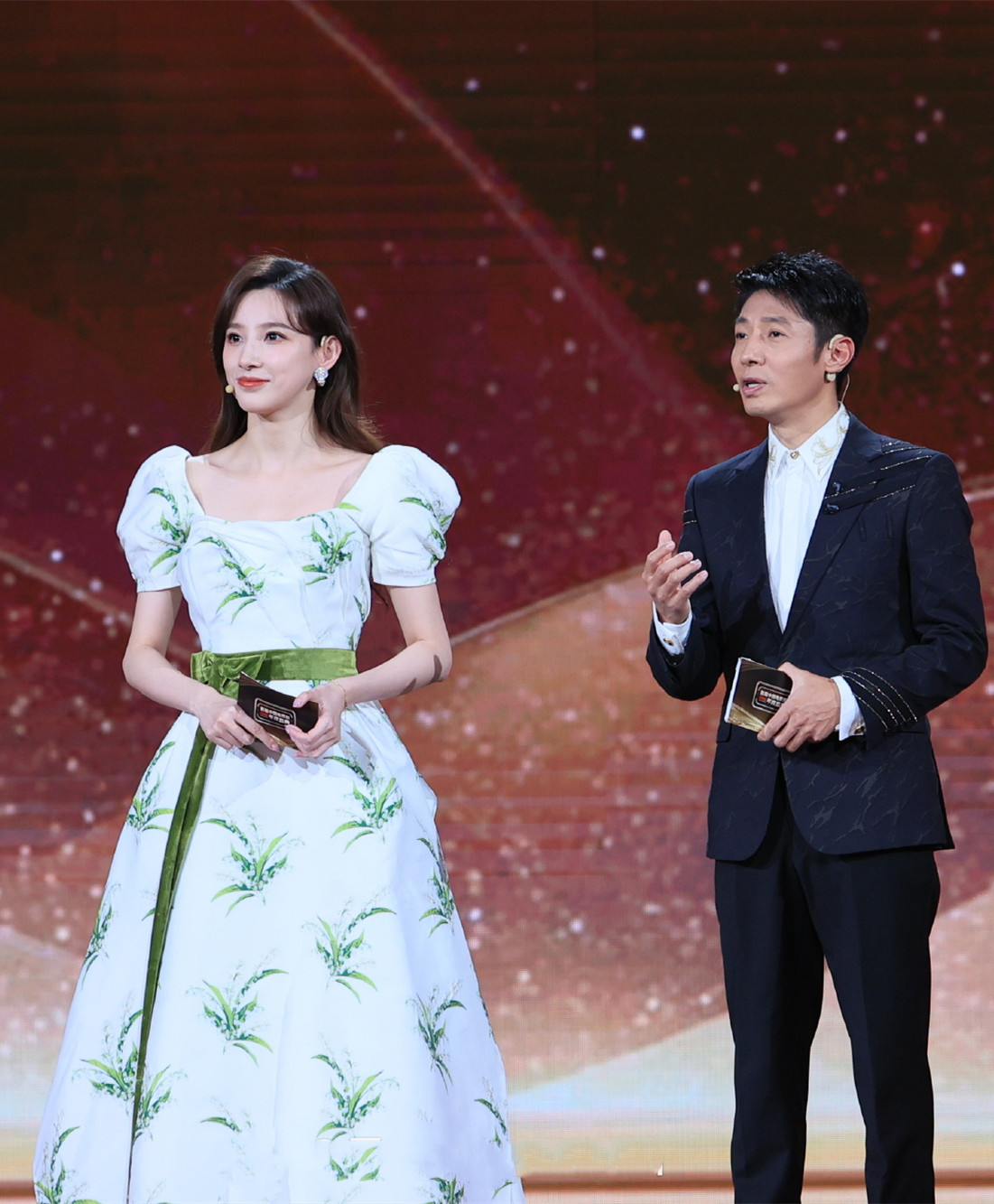 董卿接班人是熟悉的她！穿刺绣裙温婉大气，与撒贝宁搭档不怯场