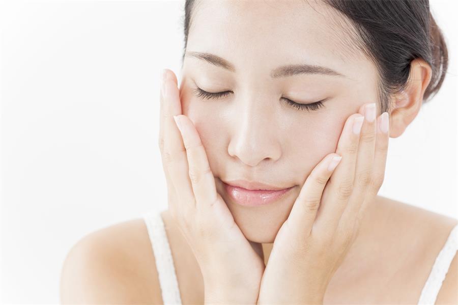 脸部皮肤出油是什么原因,皮肤爱出油吃什么药调理